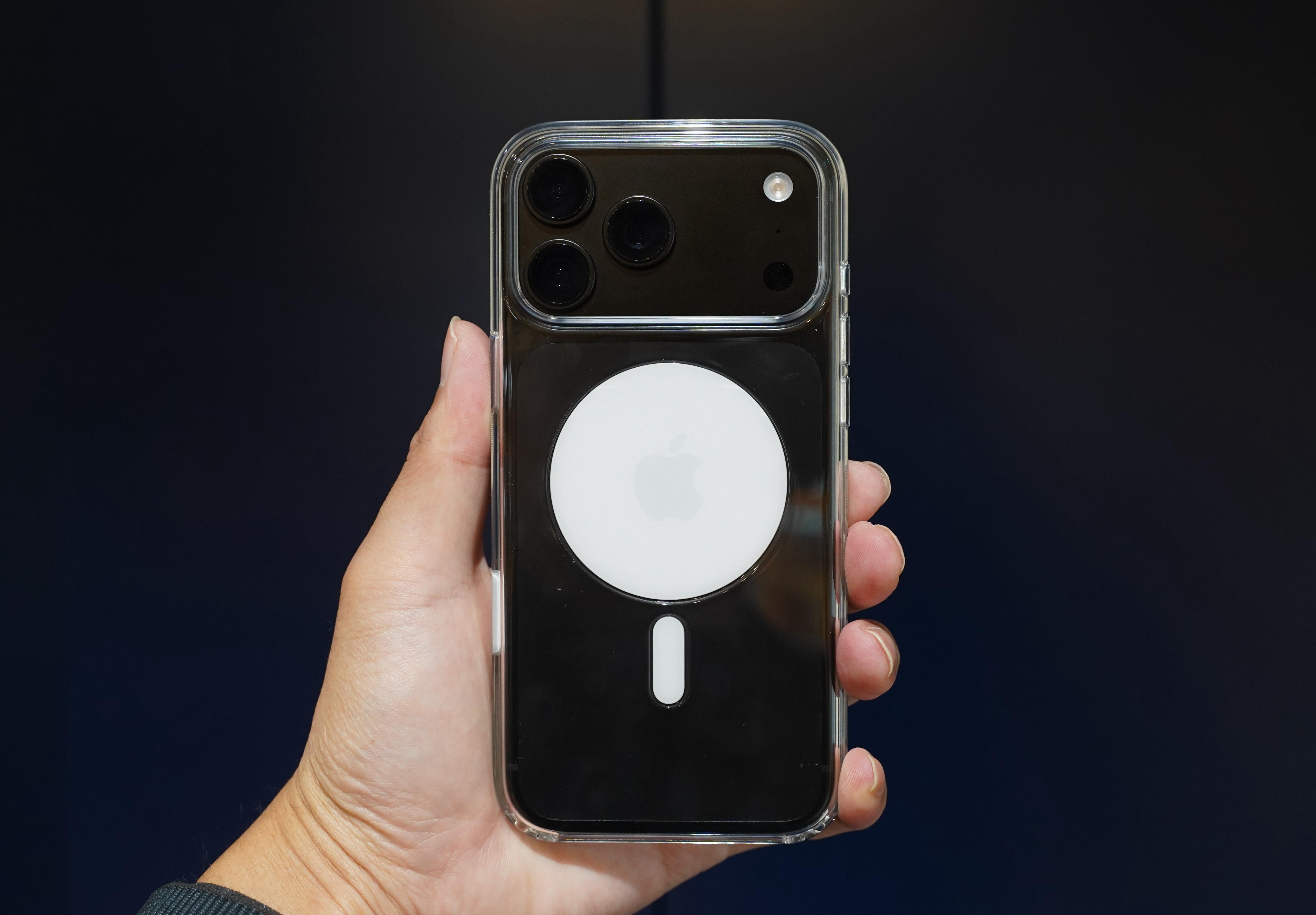 iPhone 18 Pro用純正クリアケース。ドラちゃんの手みたいにまんまる