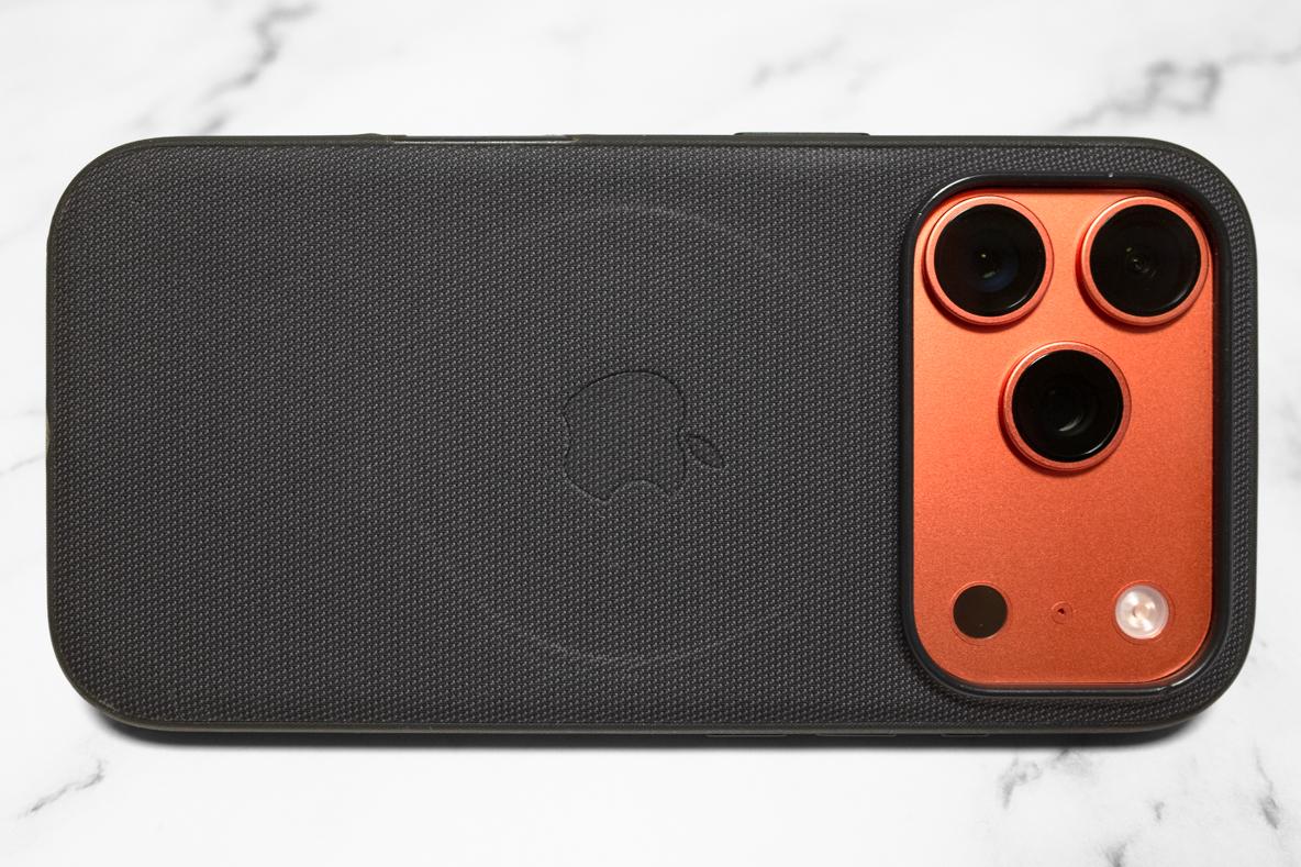Apple純正テックウーブンケースを1年使った本音。1万円の価値は