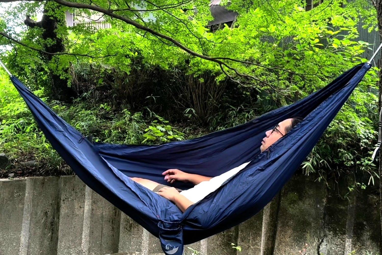 ハンモック ブルー メッシュ素材　Hammock　はんもっく 散歩のついでに木陰でごろん。385gのハンモックなのに、体に沿って