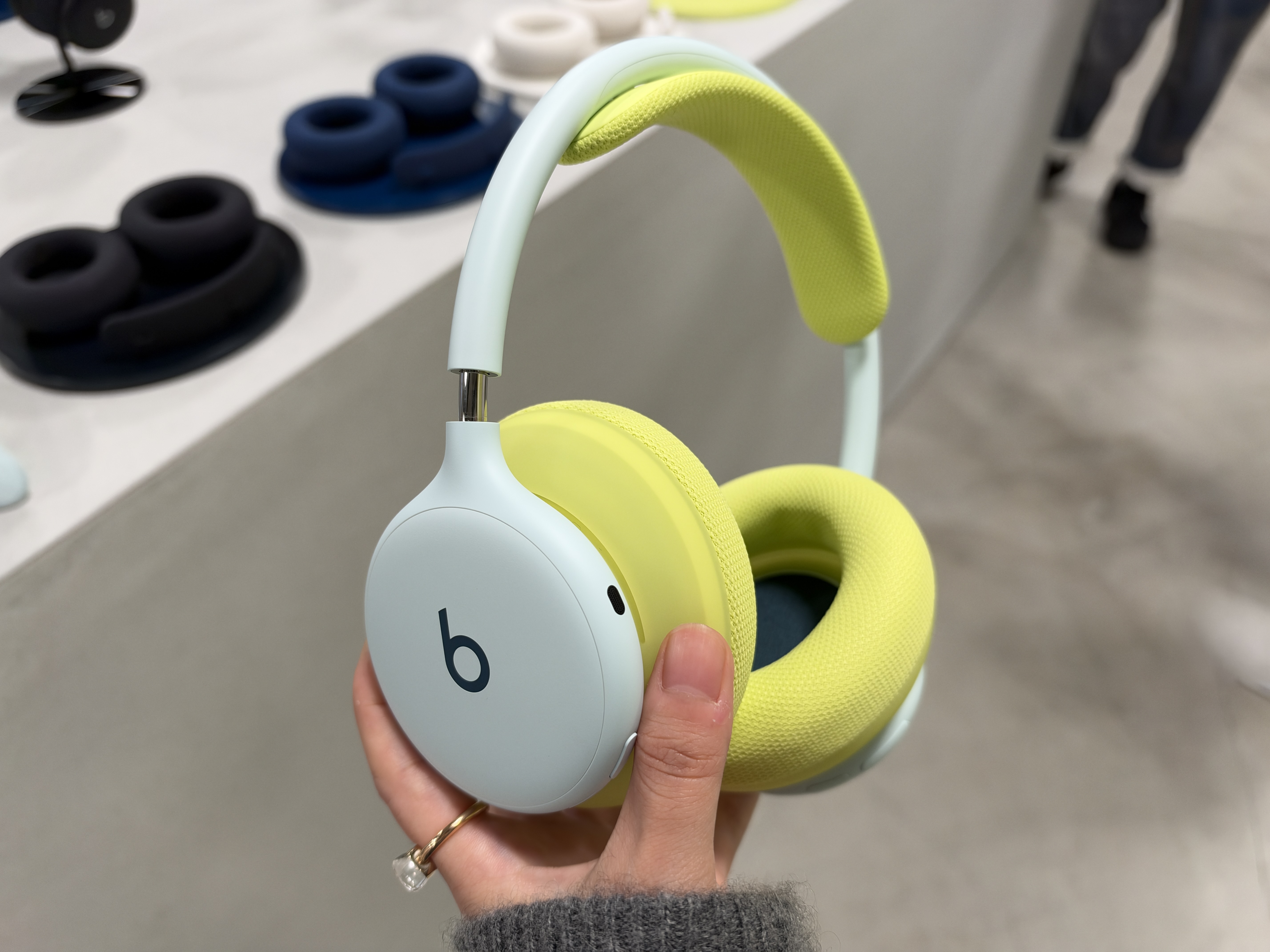 ヘッドホンも「履き替える」のが正解。Beats 360はスニーカー感覚で