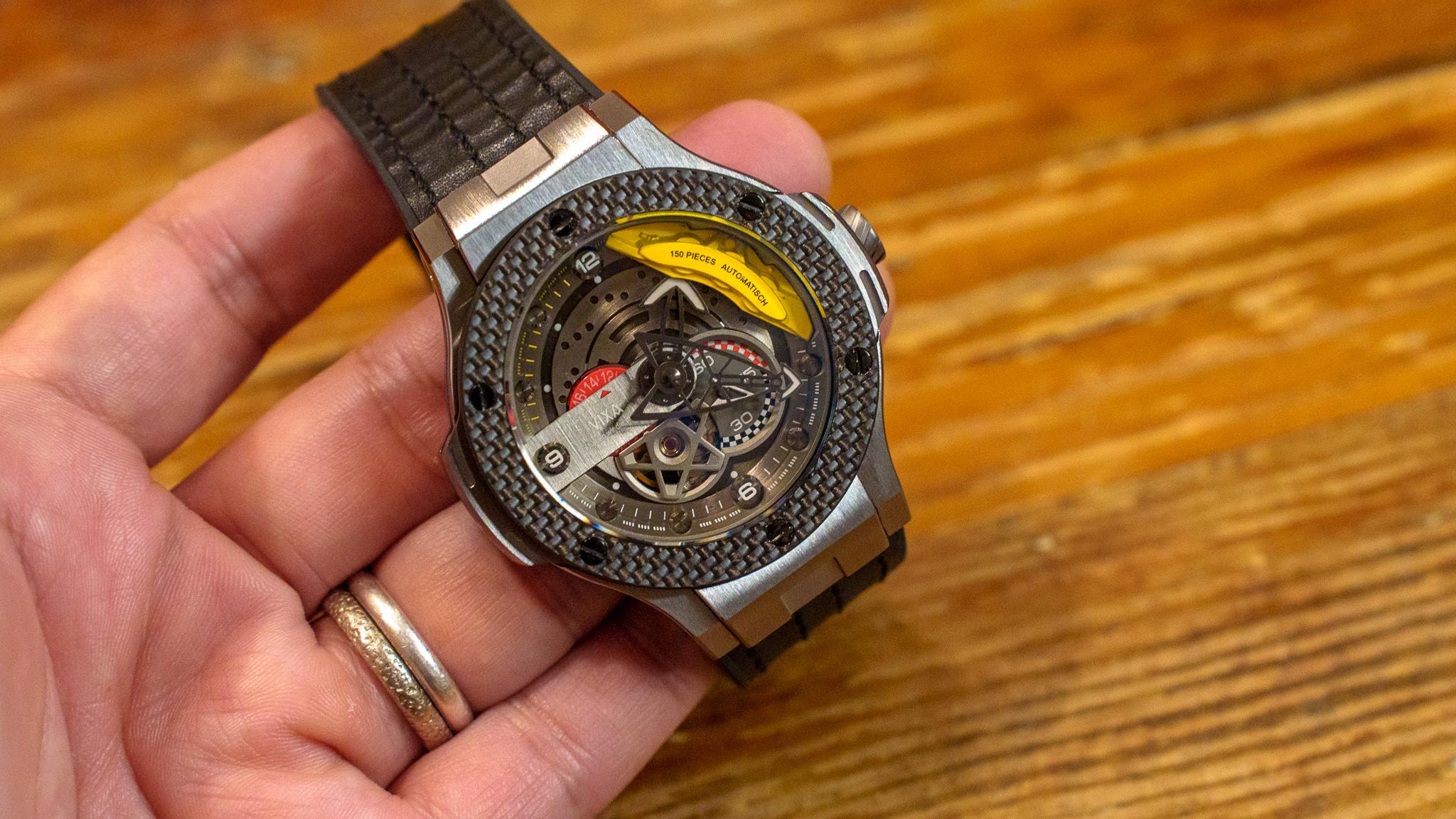 クルマの足まわりを覗く癖が満たされる。スーパーカー好きのための機械