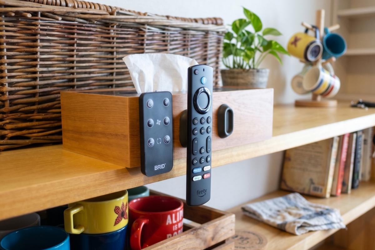 3COINSで見つけた浮かせる収納。550円で「リモコンどこ？」が激減