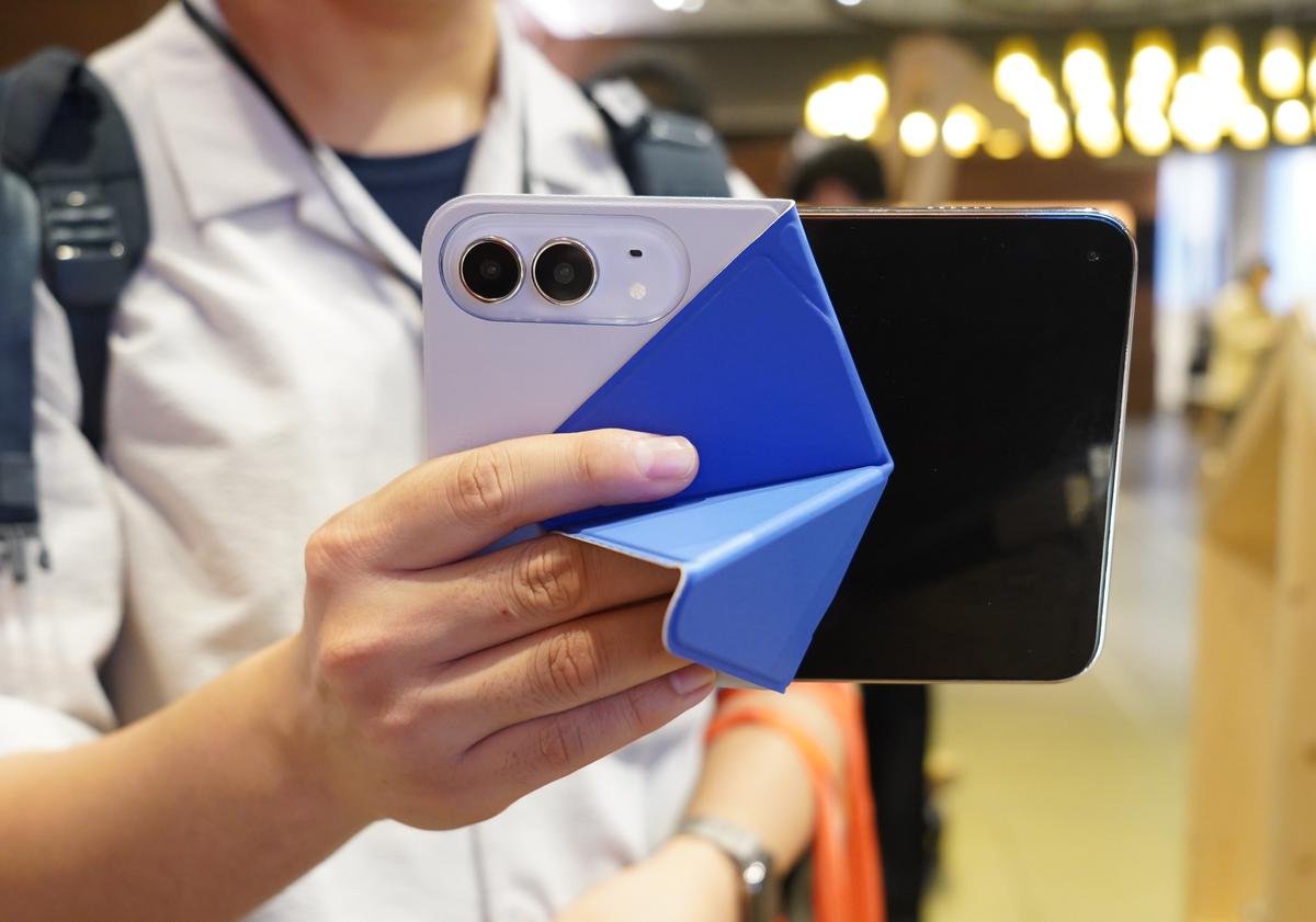 iPhone Duoが立つ、左右どっちでも持てる。そう、MOFTならね
