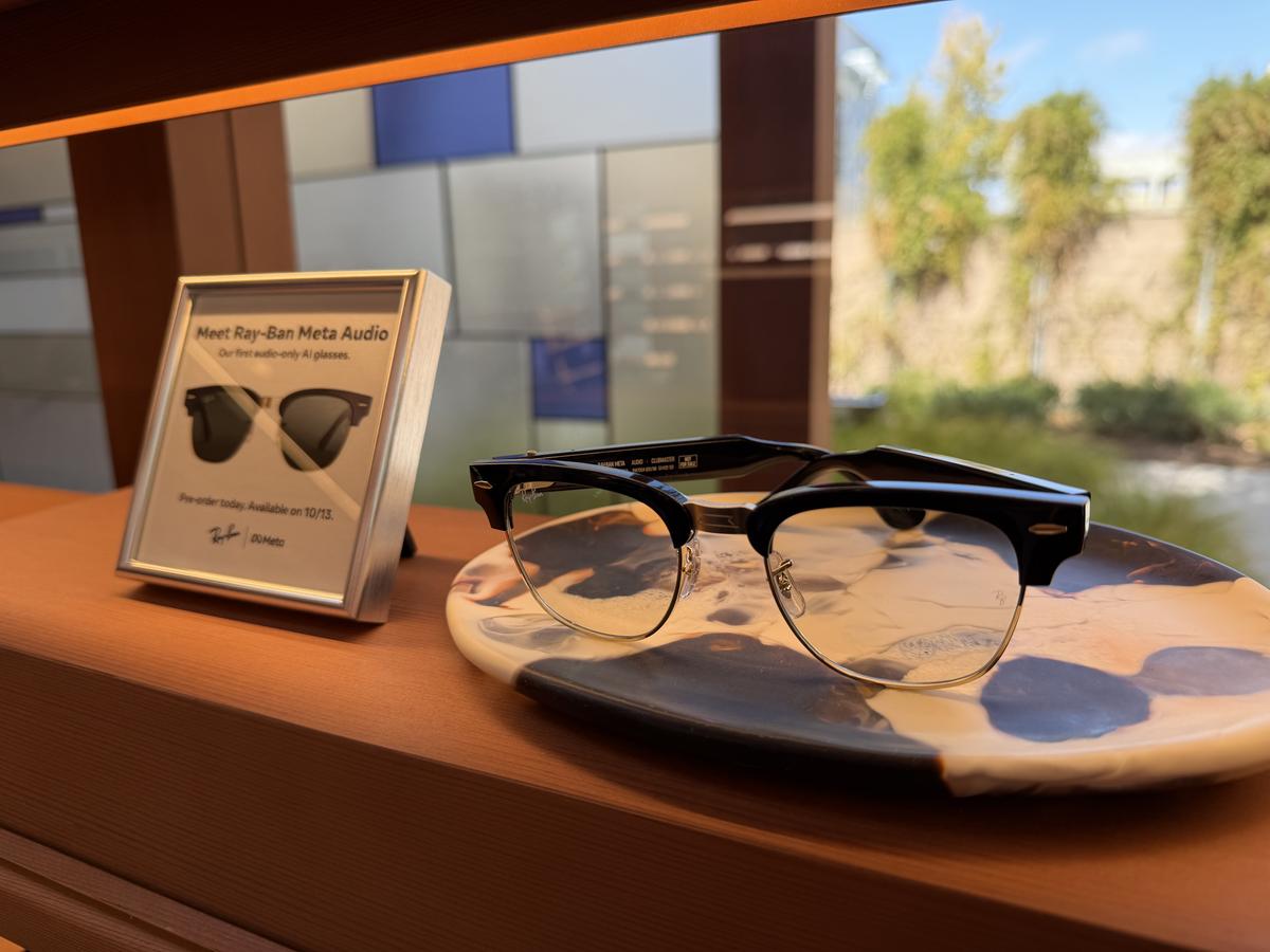 カメラをなくして、もっと軽く。新しく登場した「Ray-Ban Meta Audio」は音で使うAIグラス