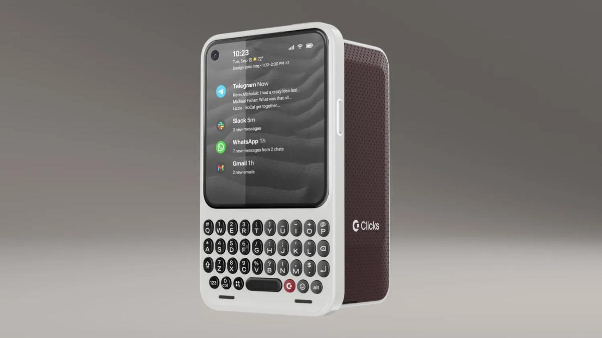 折りたたみスマホもいいけれど。なんだかんだ「キーボード付き」が熱い