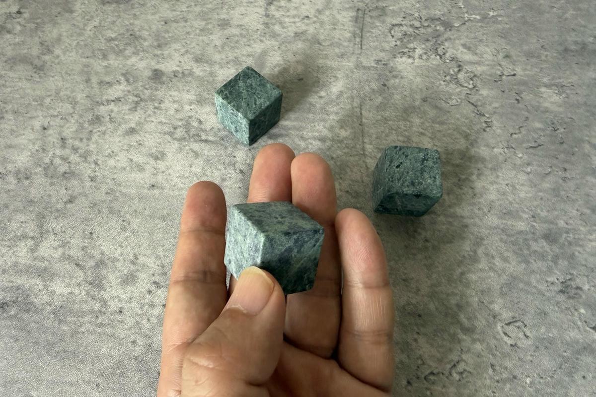 ワインに「石」を入れて冷やしたら、最後まで味が変わらなくて驚いた