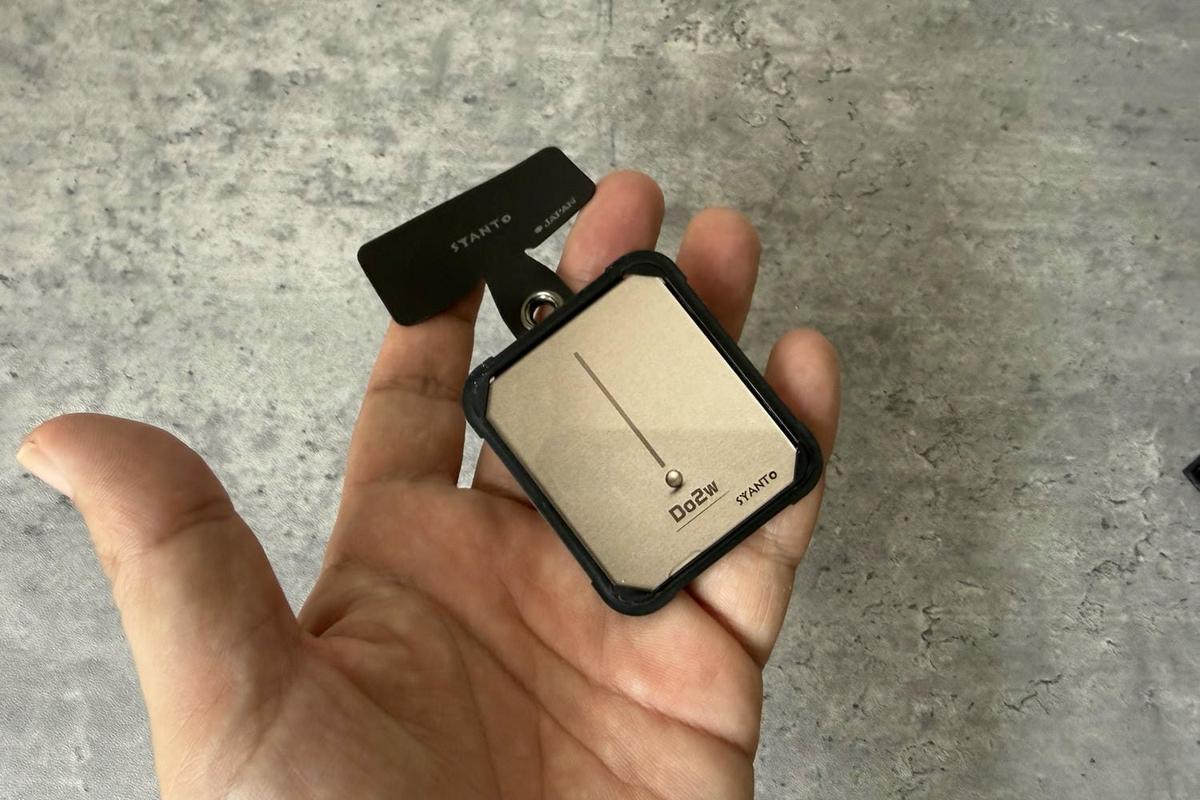 片手スマホの「小指が痛い」を解消。底面から支えるグリップで持ち方が変わった