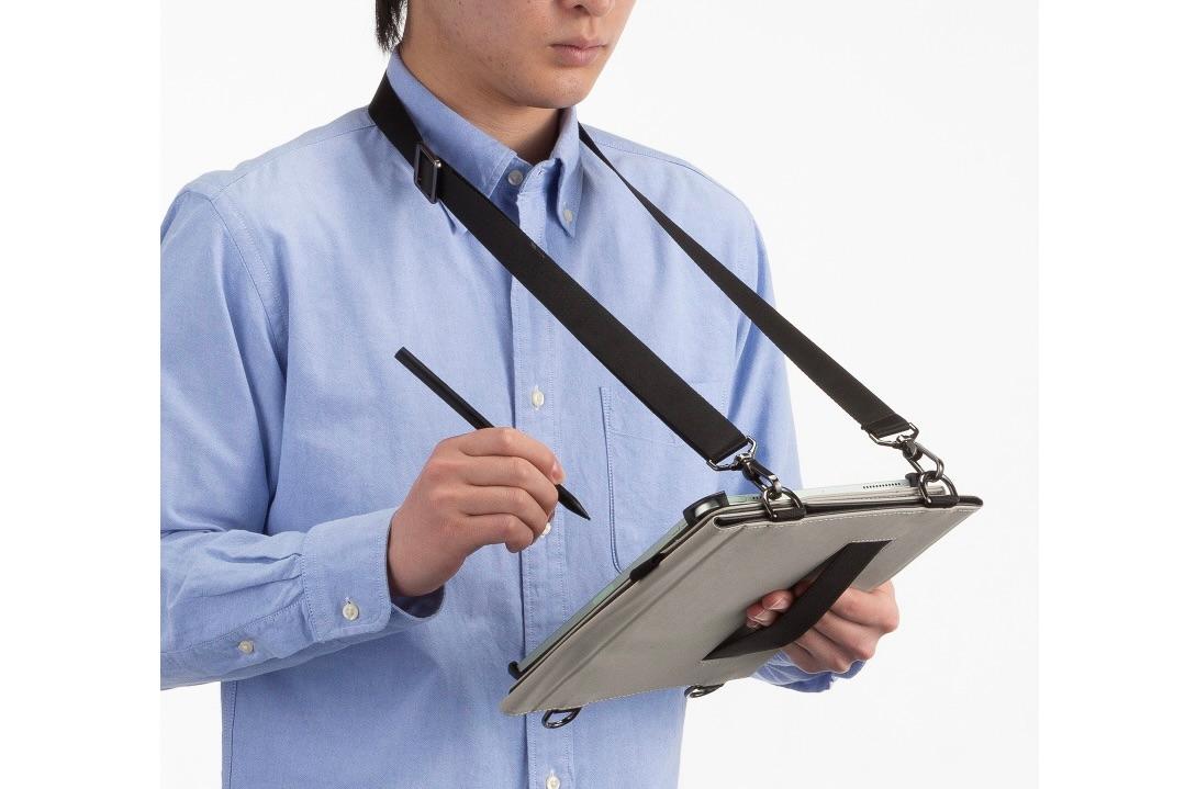 持ち運びにも立ち作業にも便利。サンワの肩掛けタブレットケース