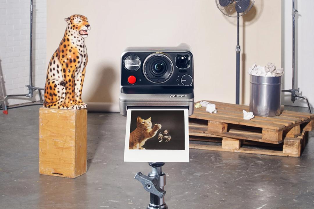 暗室なしでフィルムアーティスト気分。露光で遊べる新型ポラロイド