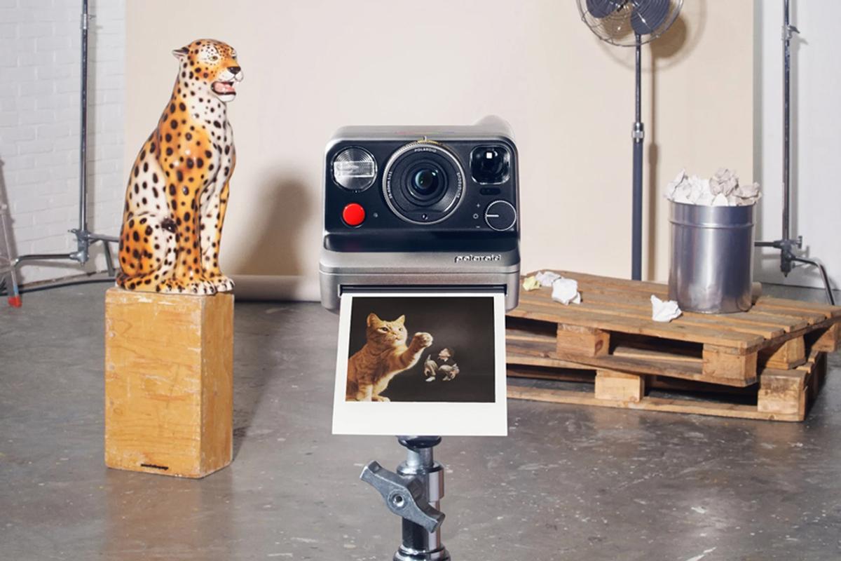 暗室なしでフィルムアーティスト気分。露光で遊べる新型ポラロイド