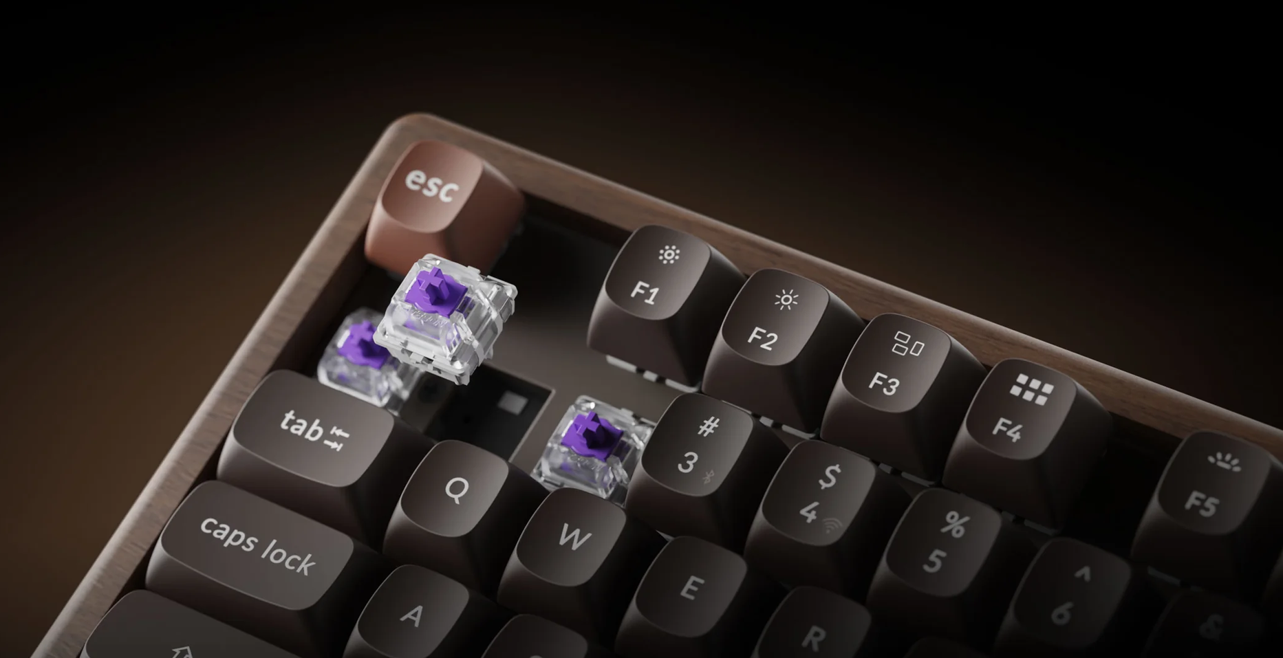 すべてが一点もの。フレームとボトムに天然木を使ったキーボードが
