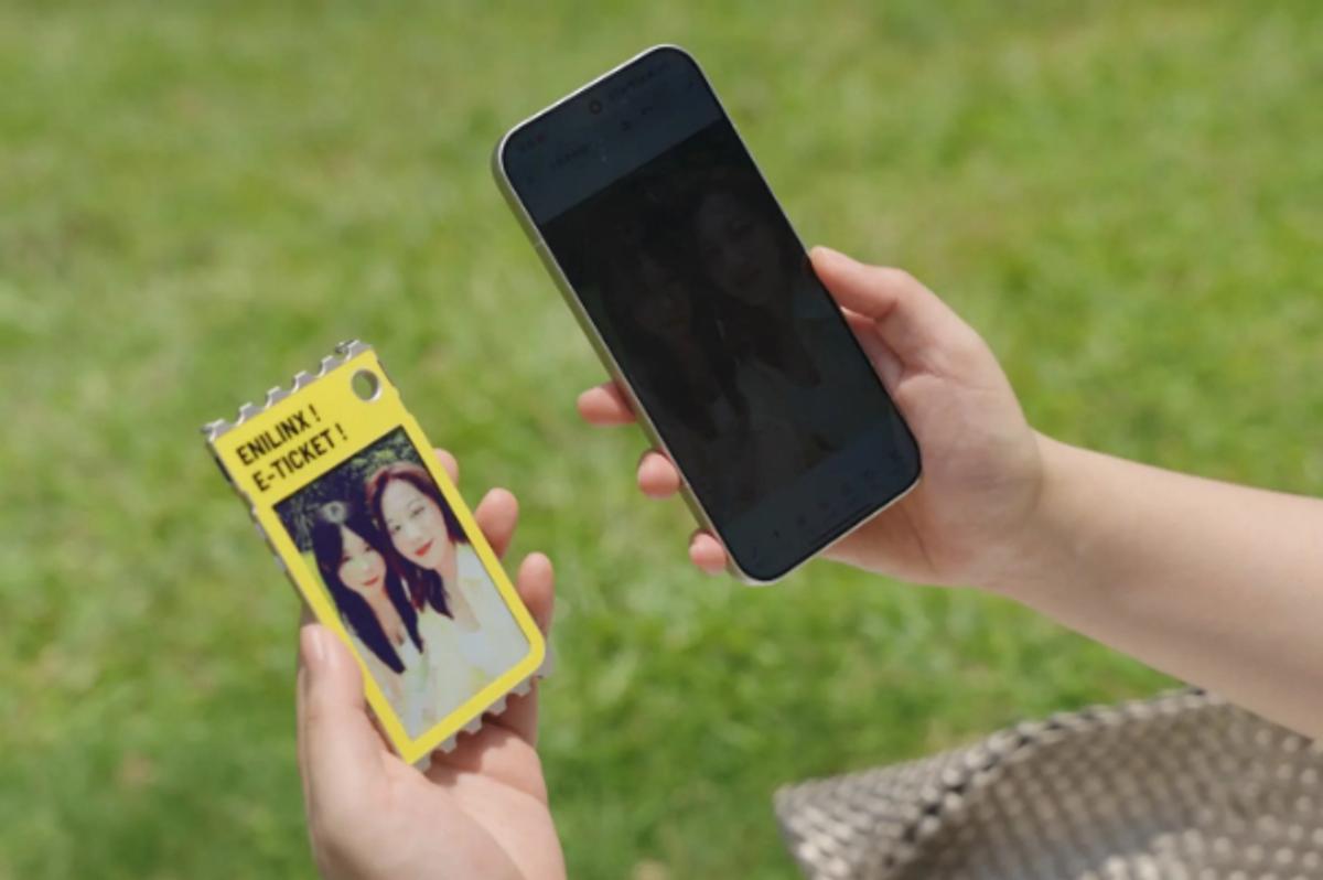 「札」と呼びたくなる薄さの電子ペーパー。IDカード、チケット、やることリスト…使い道は無限大です