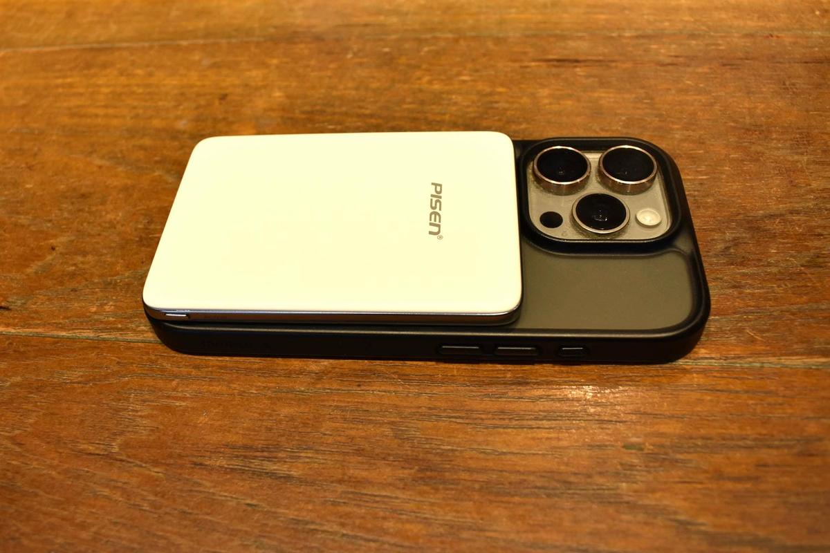 もうモバイルバッテリーをカバンに入れなくなった。114gの薄型ならスマホにつけっぱなし