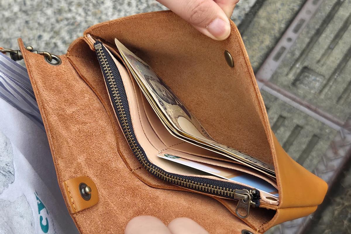 財布と一体化した横型スマホショルダーが最高。もうガサゴソ探さなくていい