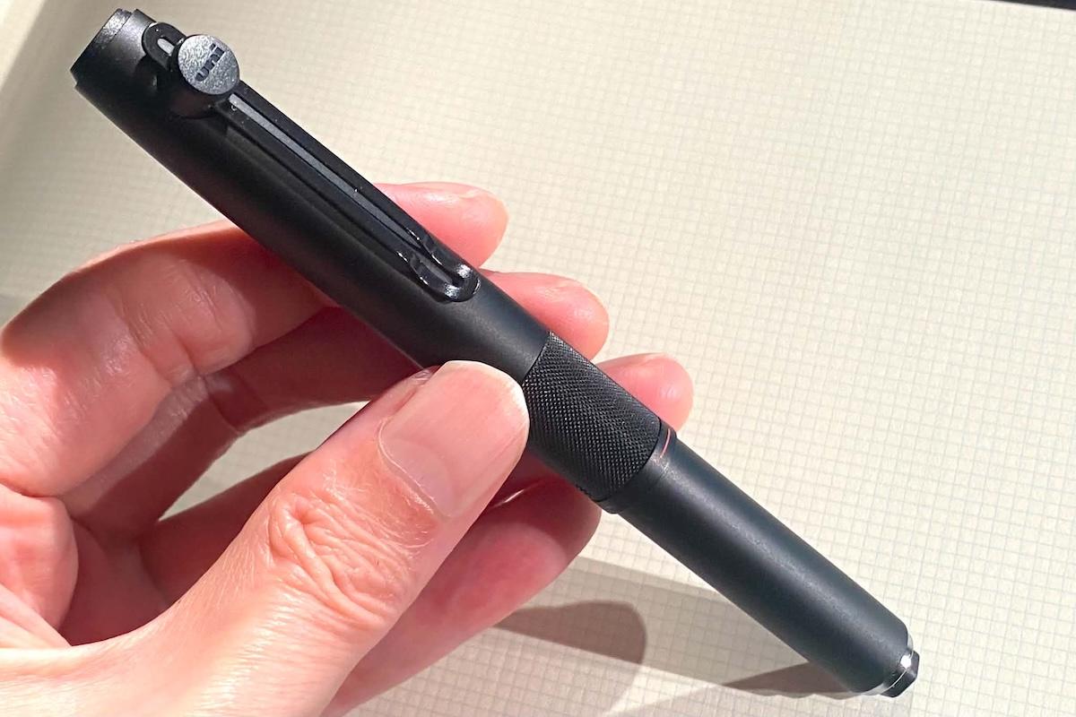 家のボールペン 3色ボールペンの進化形かつ完成形。水性インクの欠点をカバーする