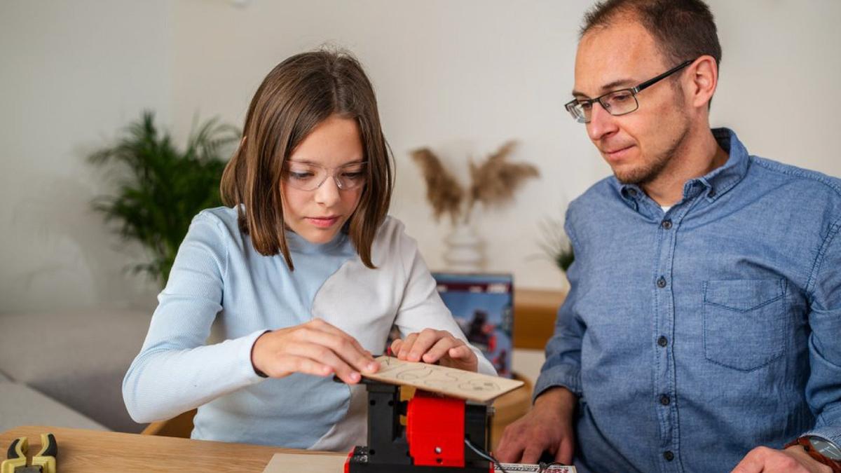 刃に指が触れても切れにくい糸鋸。ギプスカッターに似た仕組みで、8歳から使える卓上工作機