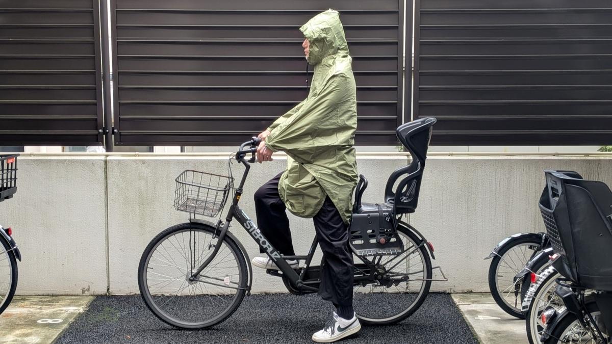 急な雨でも、このポンチョがあれば心配無用！頭も手元も荷物もしっかり守ってくれる万能アイテムだ