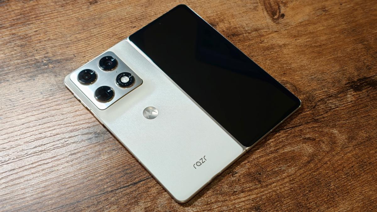 モトローラ初の横折りスマホ「motorola razr fold」を試す。カメラも決済も妥協しない「全部入り」の実力