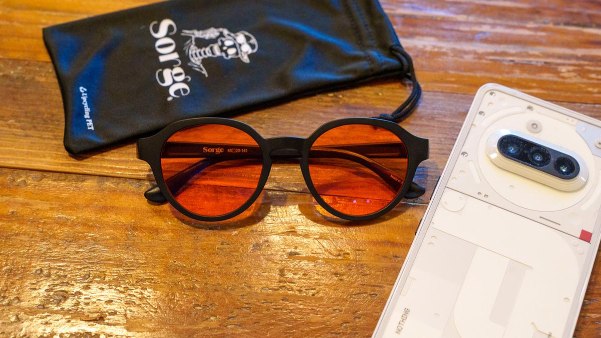 「スマホをやめる」よりラク。「夜になったらかけるだけ」の専用メガネが習慣にしやすかった