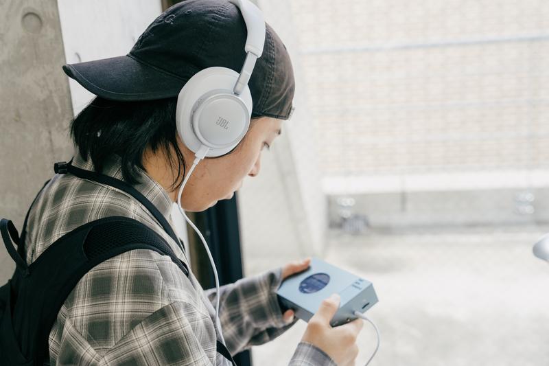「We Are Rewind」でカセットテープを聞く編集部員・吉岡