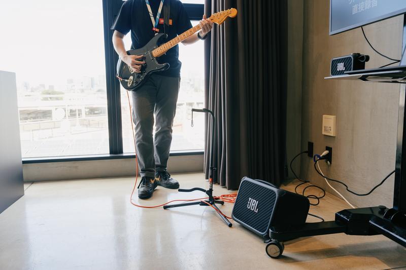 大型サイズの「JBL BandBox Trio」をギターに繋いで演奏