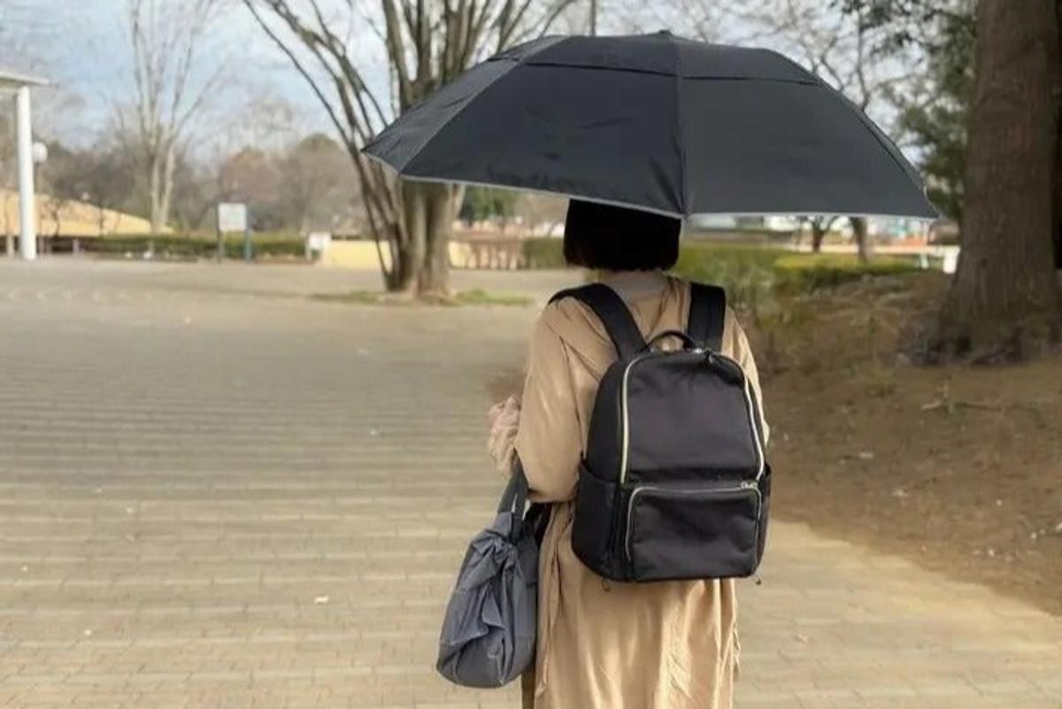 車も服も濡らさない。指掛けリング付きの逆折りたたみ傘が雨の日のストレスを解消する