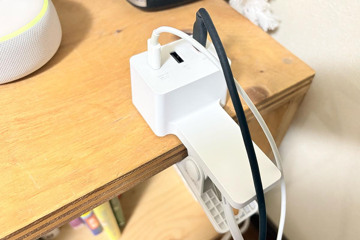 ベッド横のサイドテーブルに挟んだら、無駄なき充電スポットが生まれた！