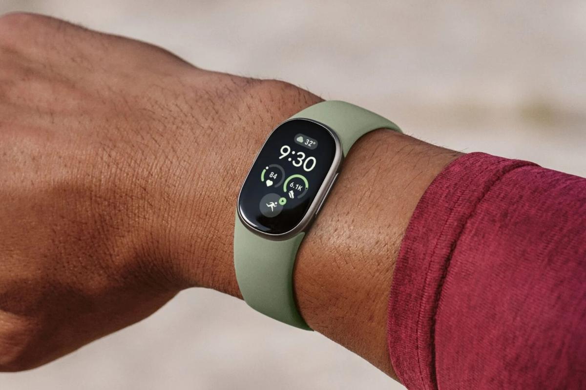 グーグルが新ウェアラブル「Fitbit Edge」発表。“画面つきフィットネストラッカー”って？