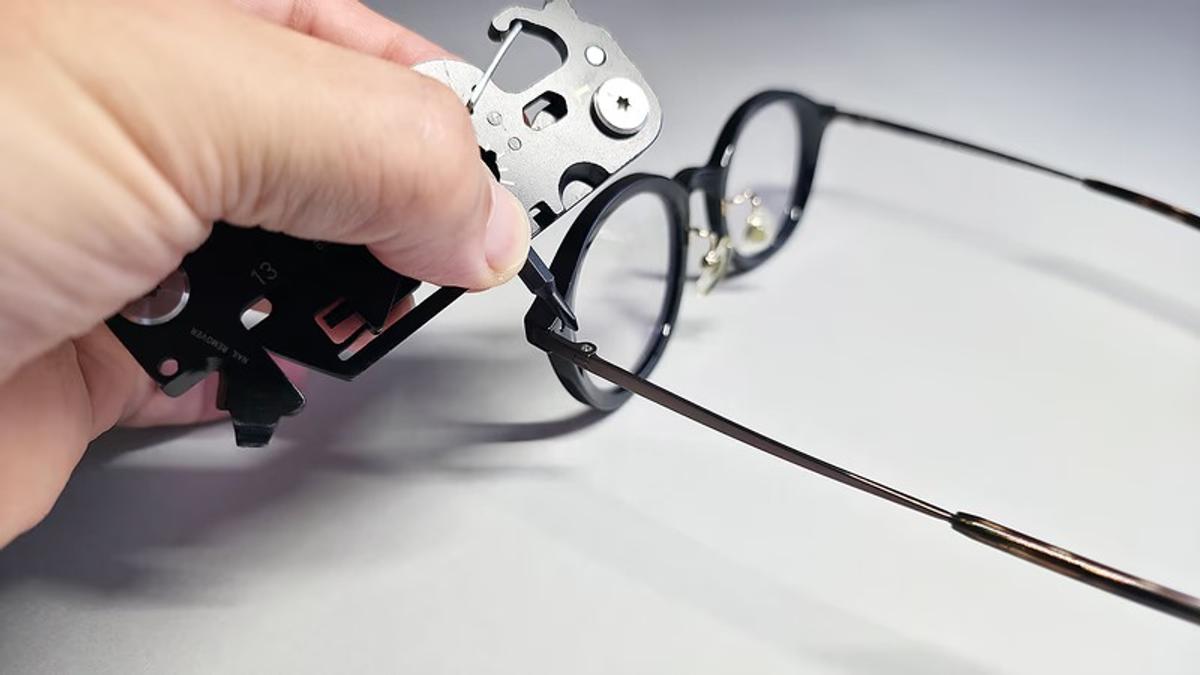 これがあれば工具箱はもういらない。20機能を搭載したカードサイズのマルチツール
