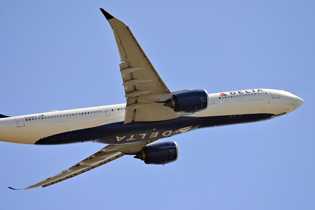空港へのミサイル攻撃を受け、デルタ航空が米国とサウジアラビアを結ぶ初の直行便を延期