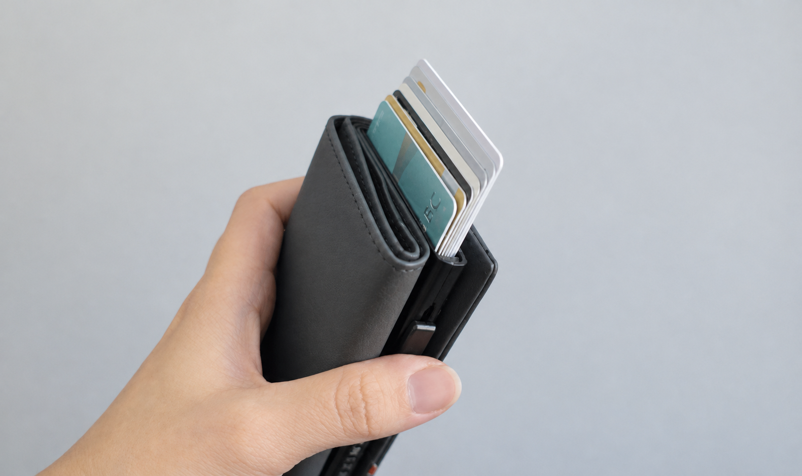 話題のカードスライダー付き財布。使い心地を実際に検証してみました
