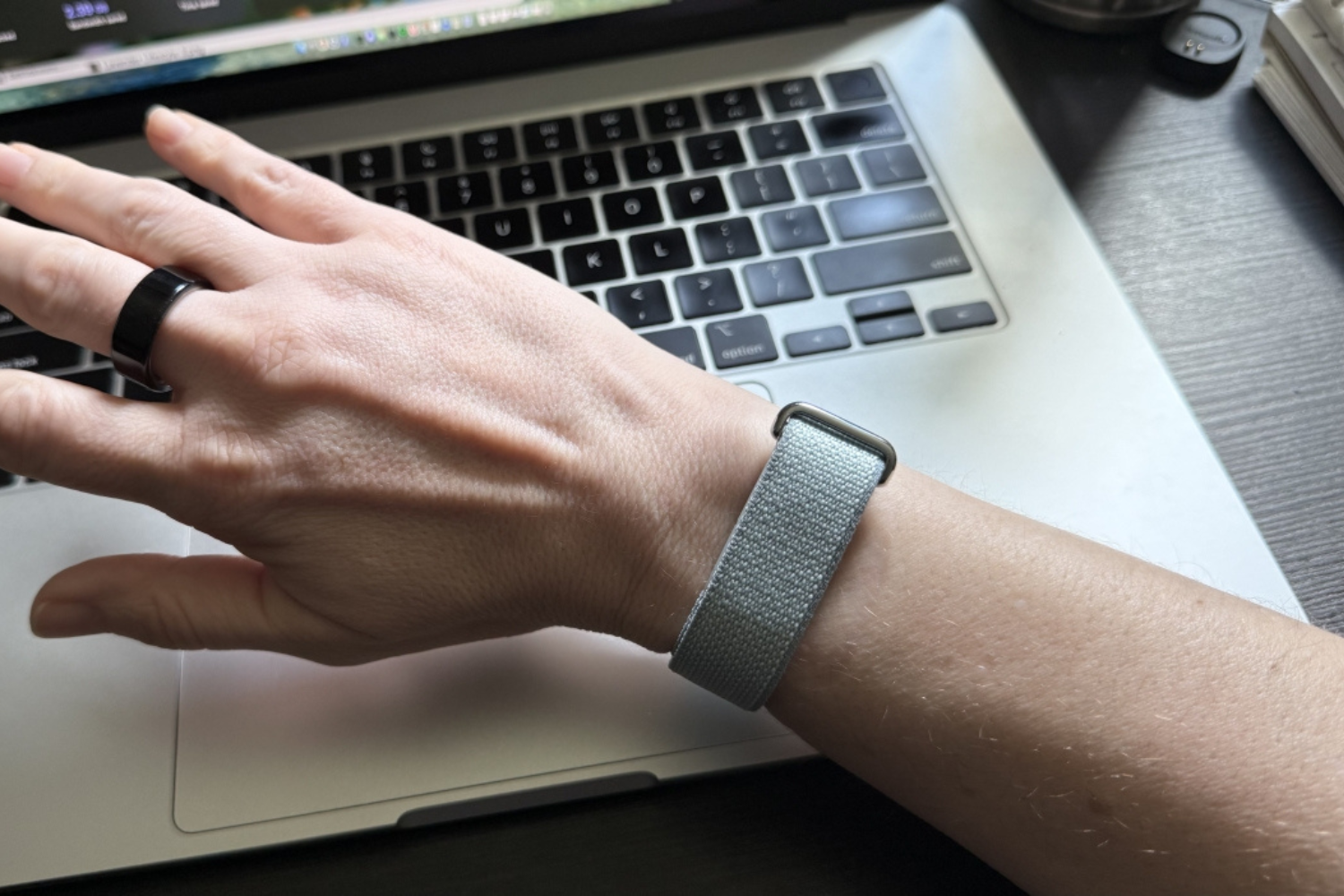 Fitbit Airを腕に直接テープで貼りつけて生活する1週間チャレンジで、気づいたことは…