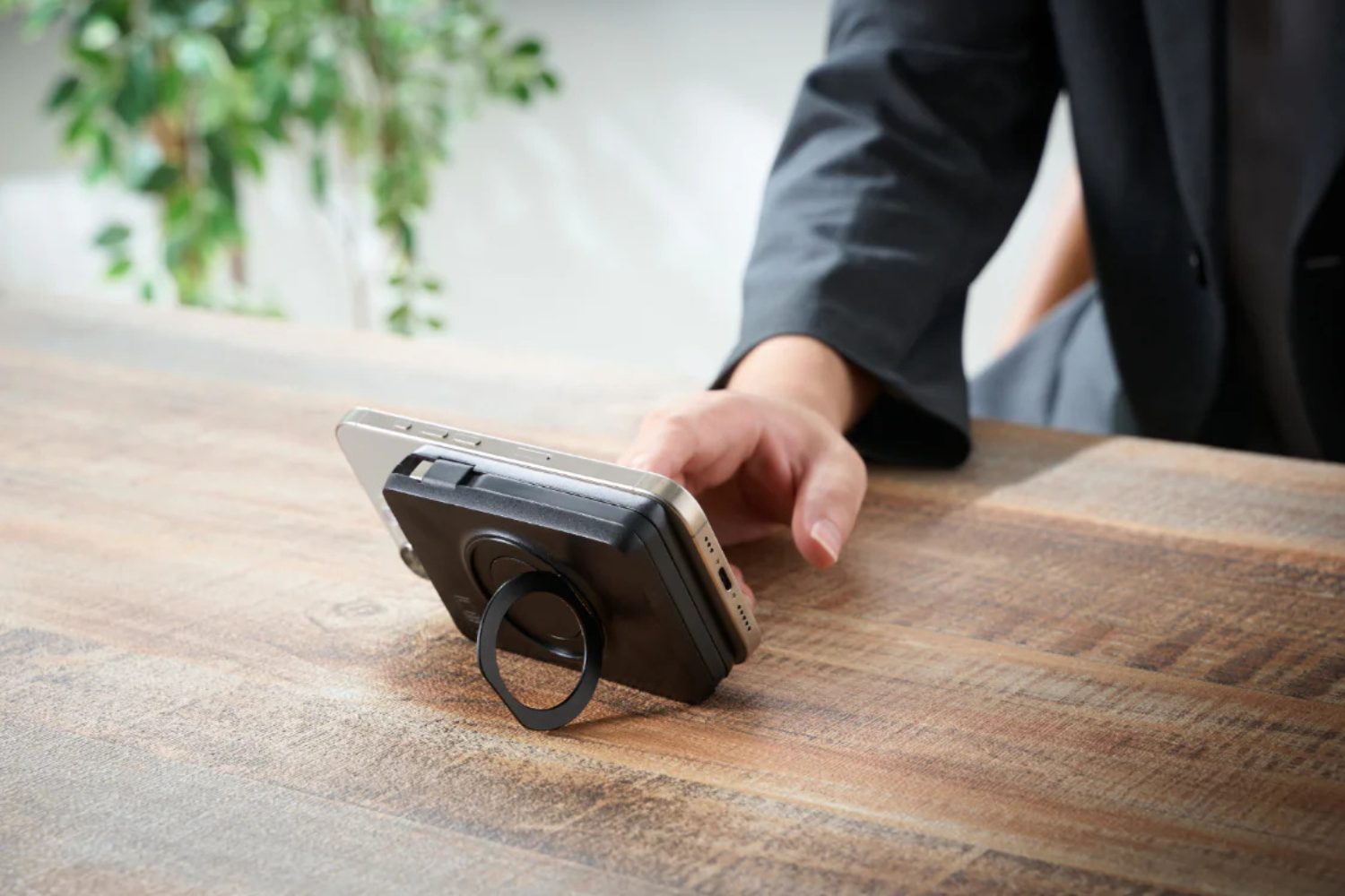背面リング付きのCIOモバイルバッテリーで、「ながら充電」が捗る
