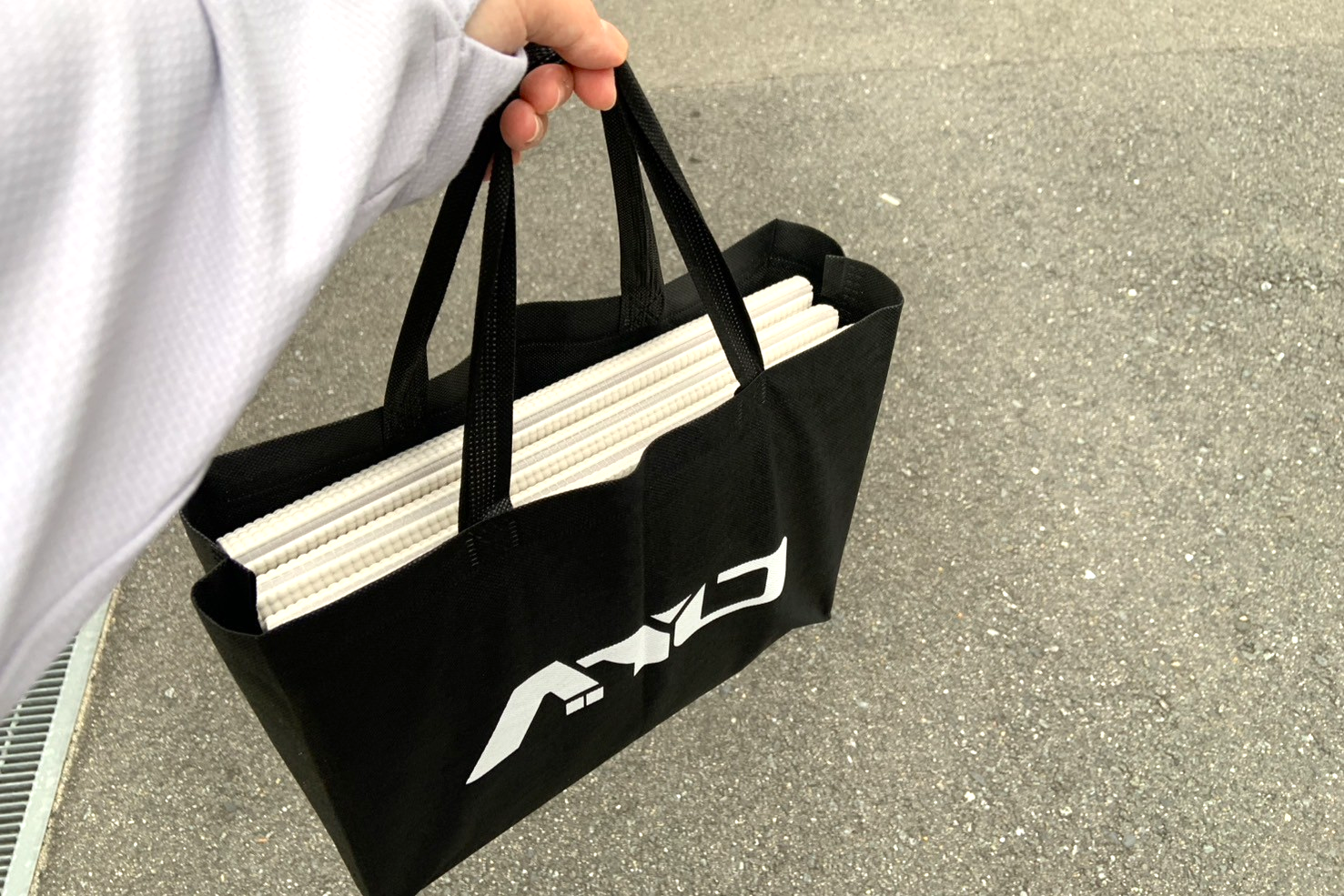 バッグにひょいっと入れて、お寺へ。折りたたみマットのおかげで「テラヨガ」通いが続いている