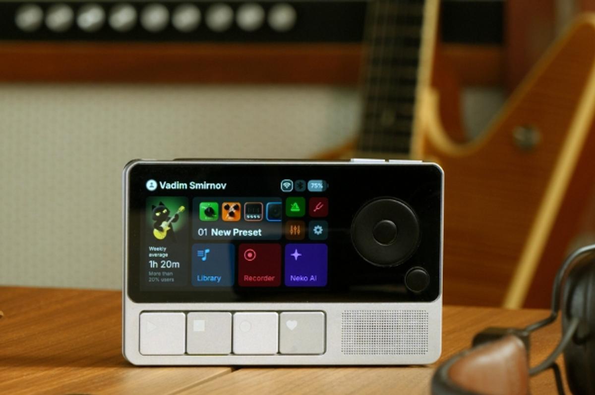 ギタースタジオが片手に収まる。黒ネコAIが音作りを助ける究極のオーディオ・インターフェイス