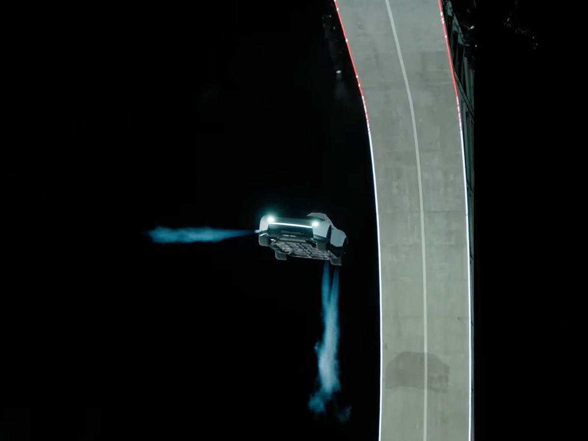 宙を舞い、反転して、着地する!? イーロン・マスク、次世代テスラ・ロードスターをついに発表する