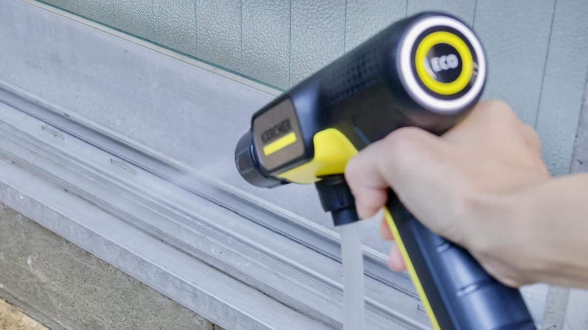 サッシ掃除の“見て見ぬフリ”卒業。「充電式ケルヒャー」で頑固な汚れも吹き飛ばせた！