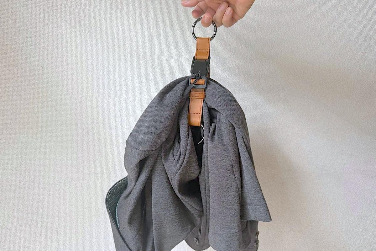 脱いだ上着で片手がふさがる問題、解決。どこにでも荷物を吊るせる「コレ」が便利だった