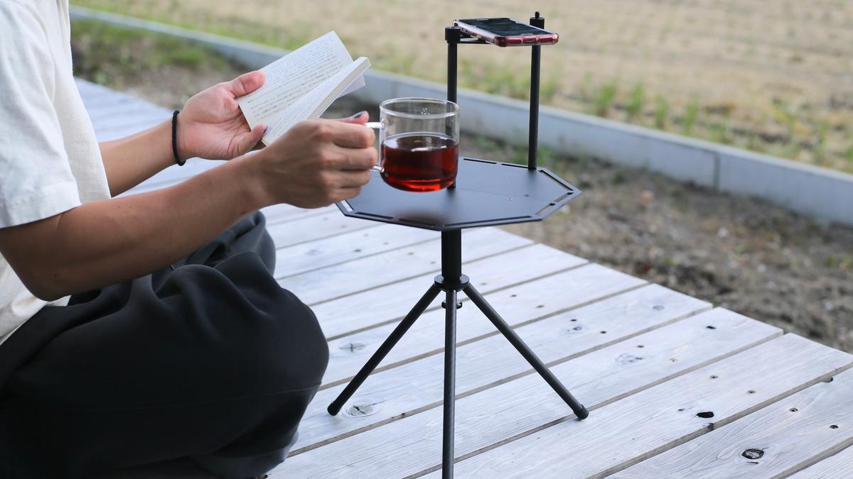 いつものショルダーバッグにすっぽり。コンパクトなミニテーブルでおうちキャンプを楽しんでみた