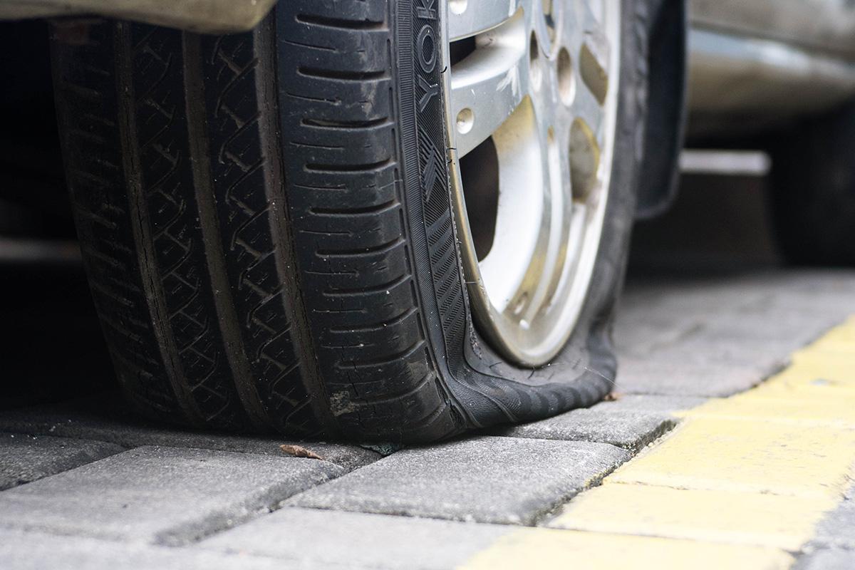 車のパンク時に絶対にやってはいけない対処とは。最悪、18万ほどの出費になることも