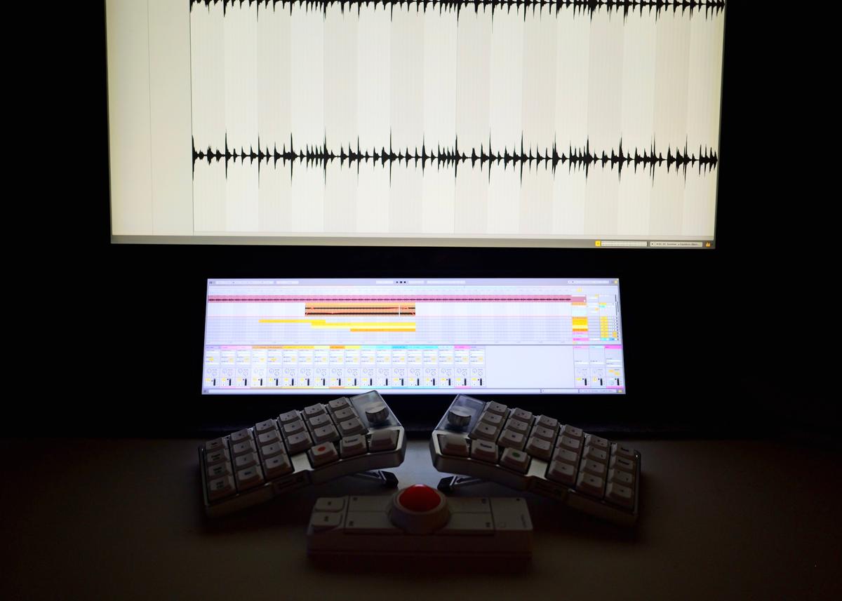 曲を作りたくなる、この横長。CORSAIRの14.5インチ画面をDTMデスクに迎えた
