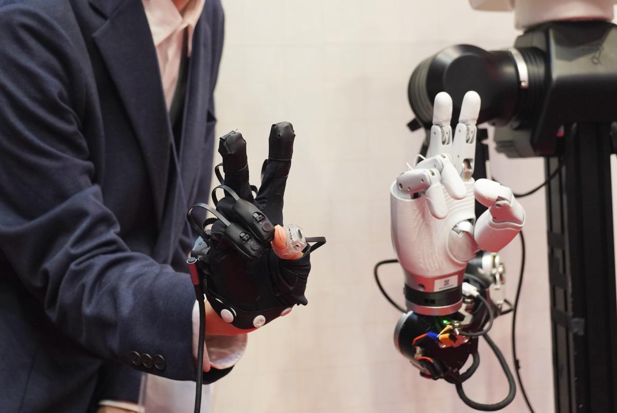 熟練の技をロボットが受け継ぐ。その第一歩はある「手袋」をはめること