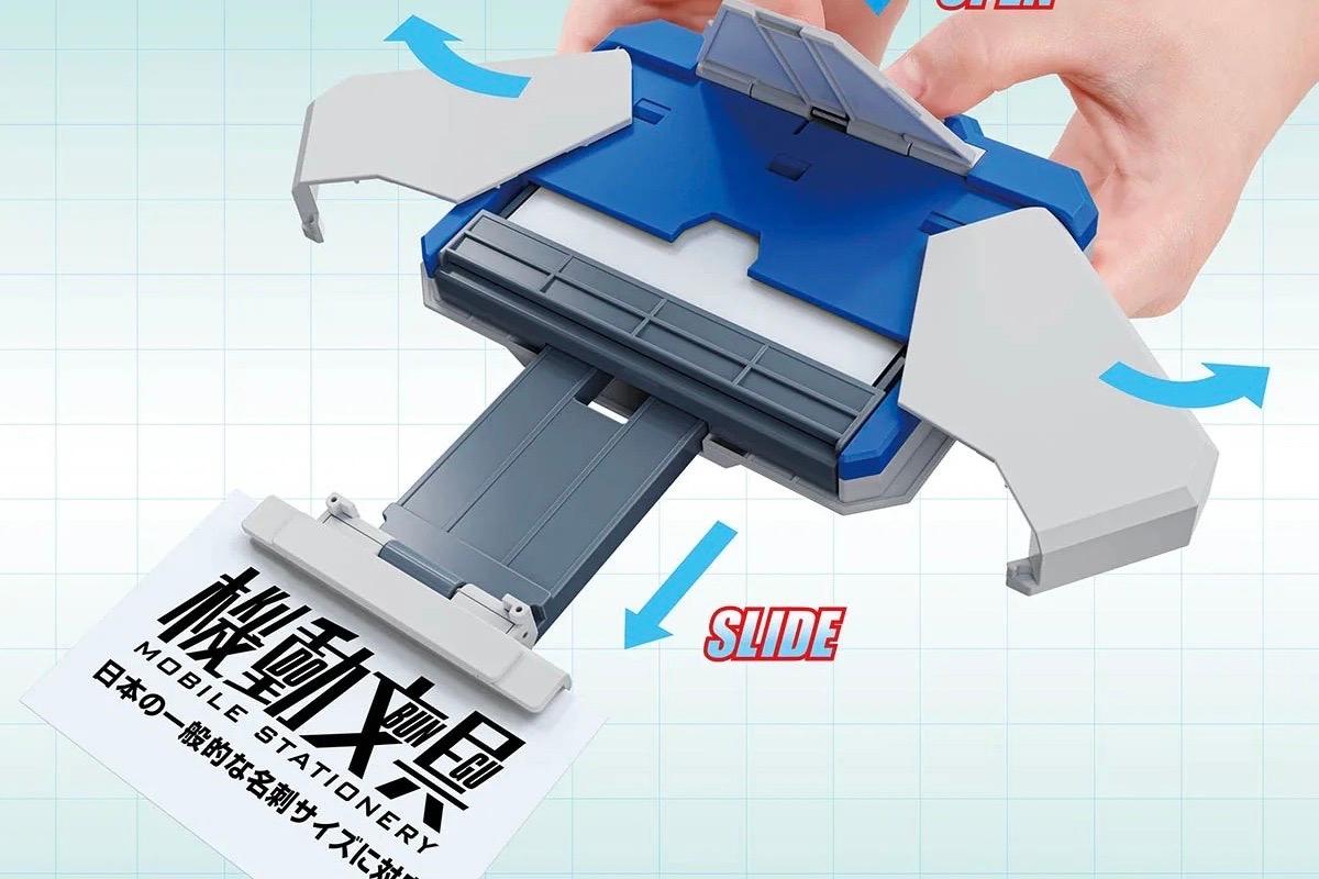文具は機動する時代へ。名刺が飛び出す超合金風のケース