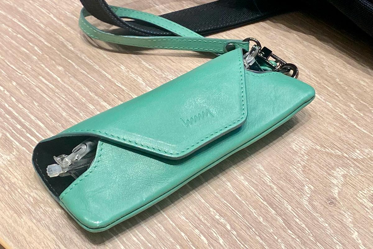 カバンにぶら下げられるってありがたい。機動性、守備力ともに心強いメガネケース