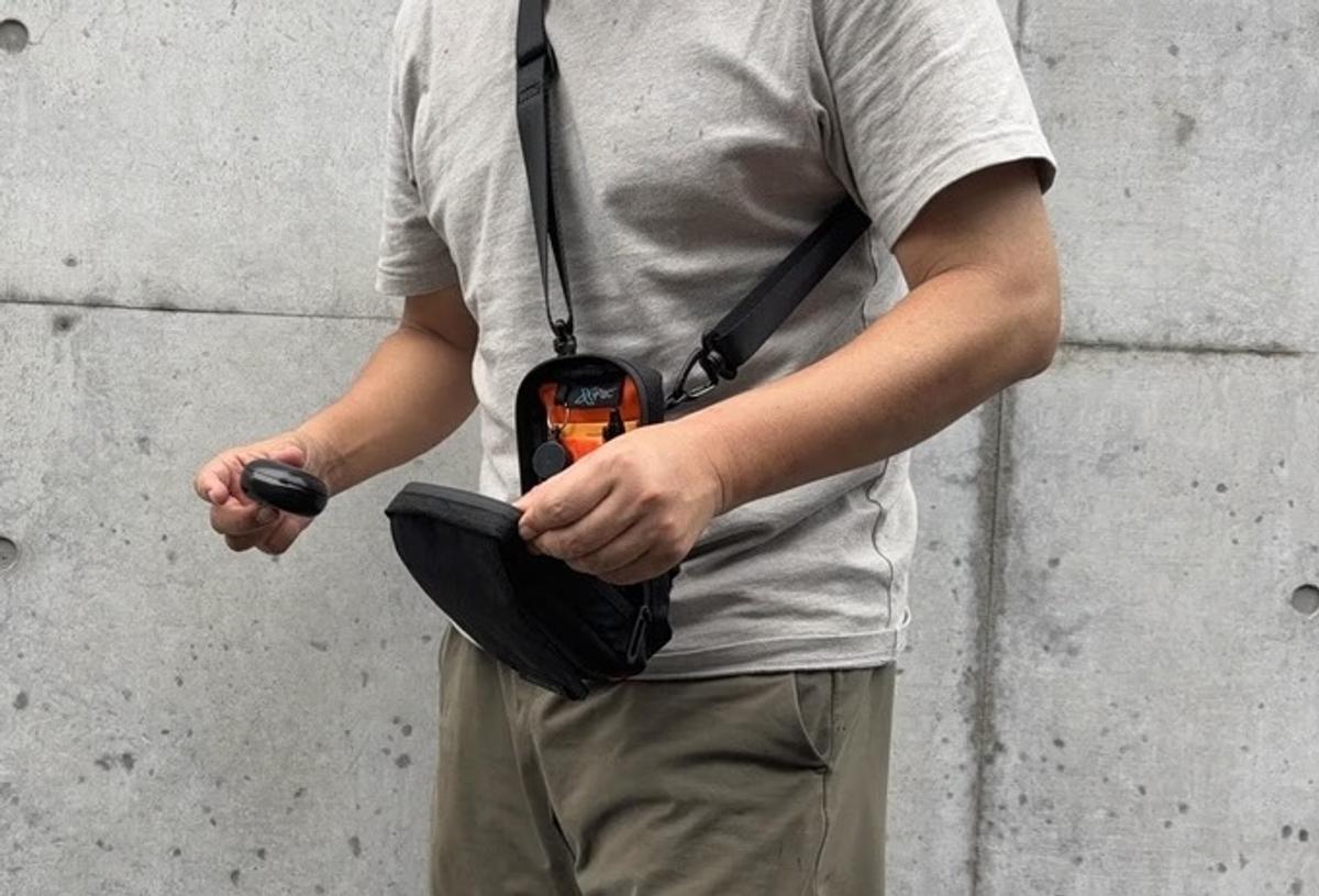 ポケット以上バッグ未満の新たな選択肢に。使い勝手バツグンの縦型ポーチ