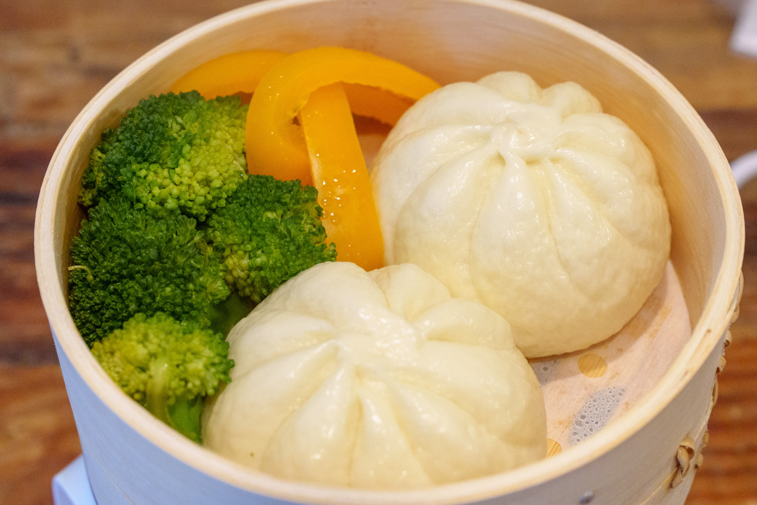 中華まんだけの朝に、蒸し野菜もプラス。小さな「電気せいろ」で朝食が少しぜいたくになりました