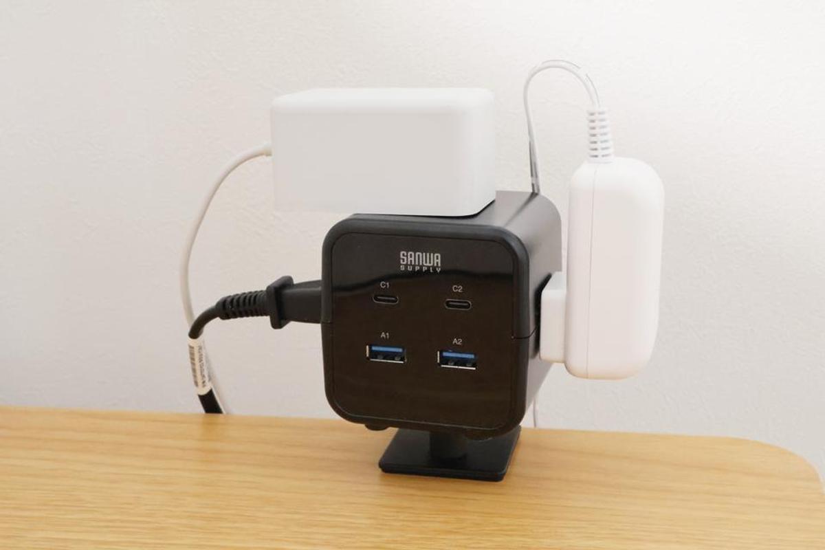 コンセントがなければ「挟んで」増設すればいい。サンワの電源タップはデスク上の動線が理想に近づく