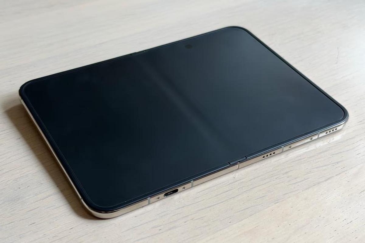 iPhone Duoの折り目、触るとペコペコするじゃん！→これが「折りたたみの正解」か？