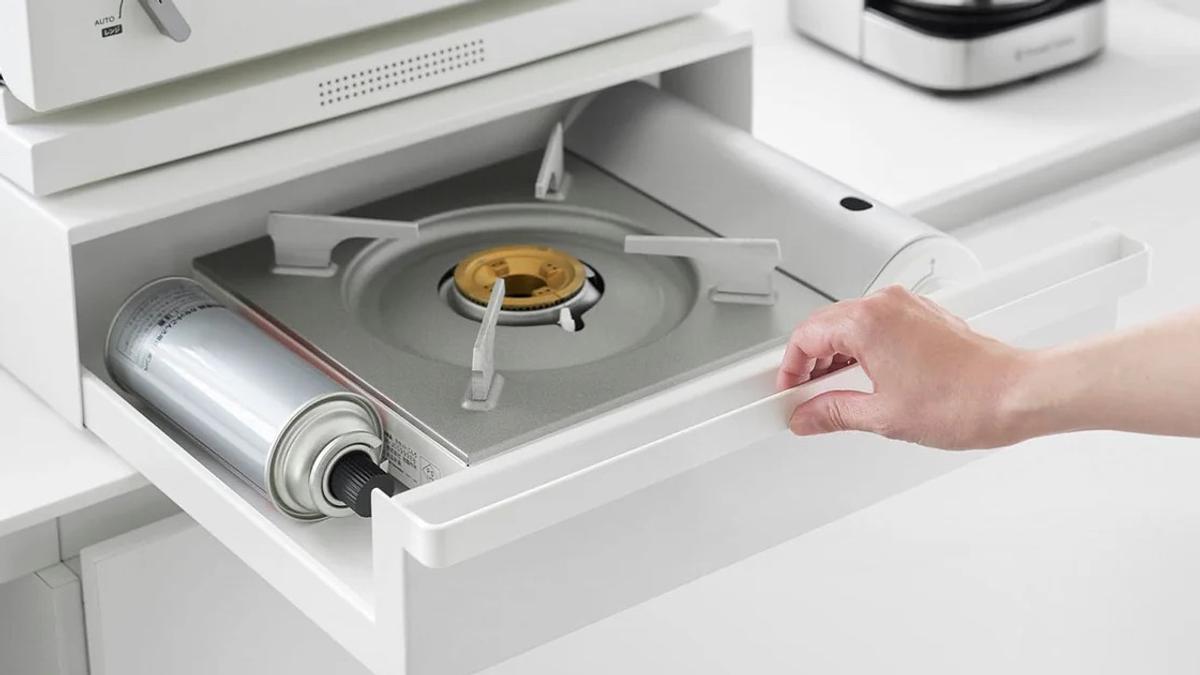カセットコンロ、買ったときの箱に戻すのをやめたい。山崎実業なら「家電の下」が収納場所になりそう