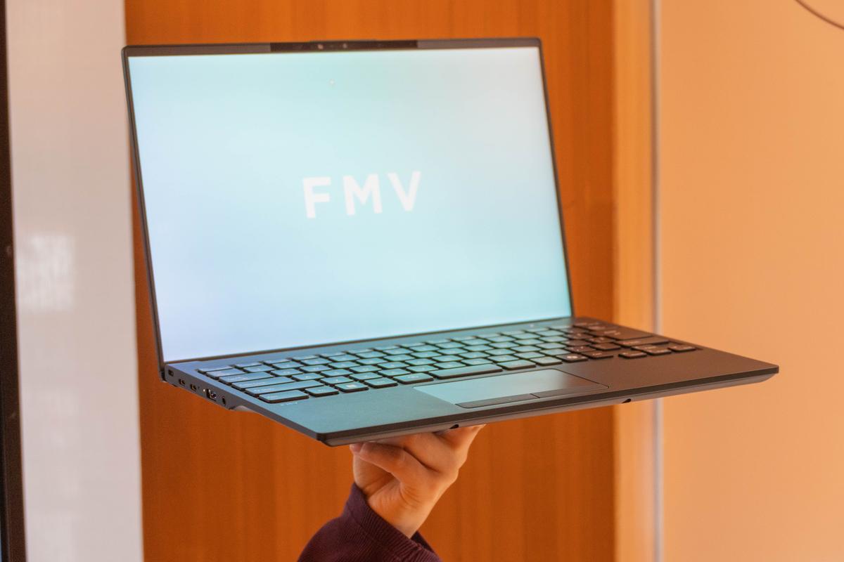 嘘みたいに軽い。日本の通勤地獄が生んだノートPC「FMV Note U」